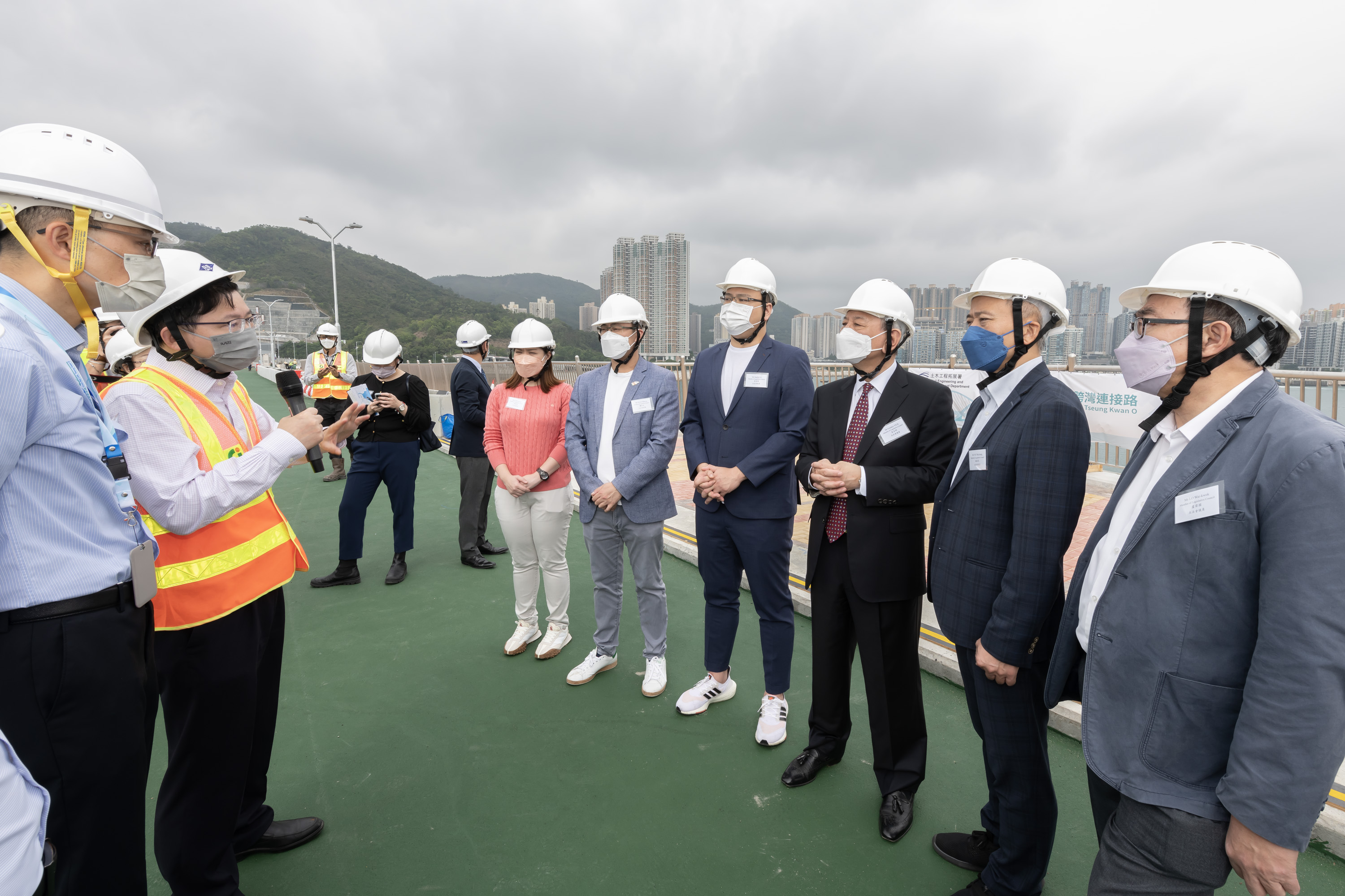 立法會議員視察將軍澳跨灣連接路海上高架橋,以瞭解大橋的設計特色.